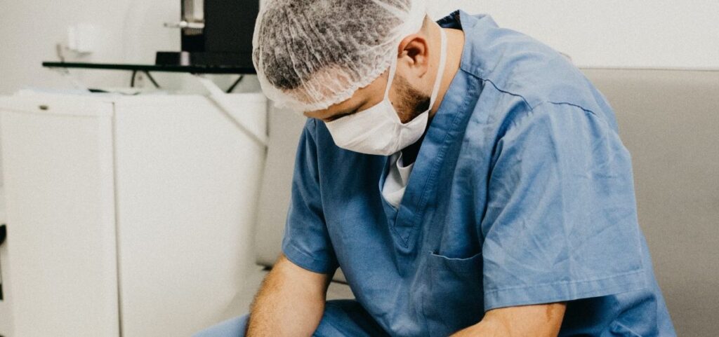 profesional sanitario agotado psicológicamente